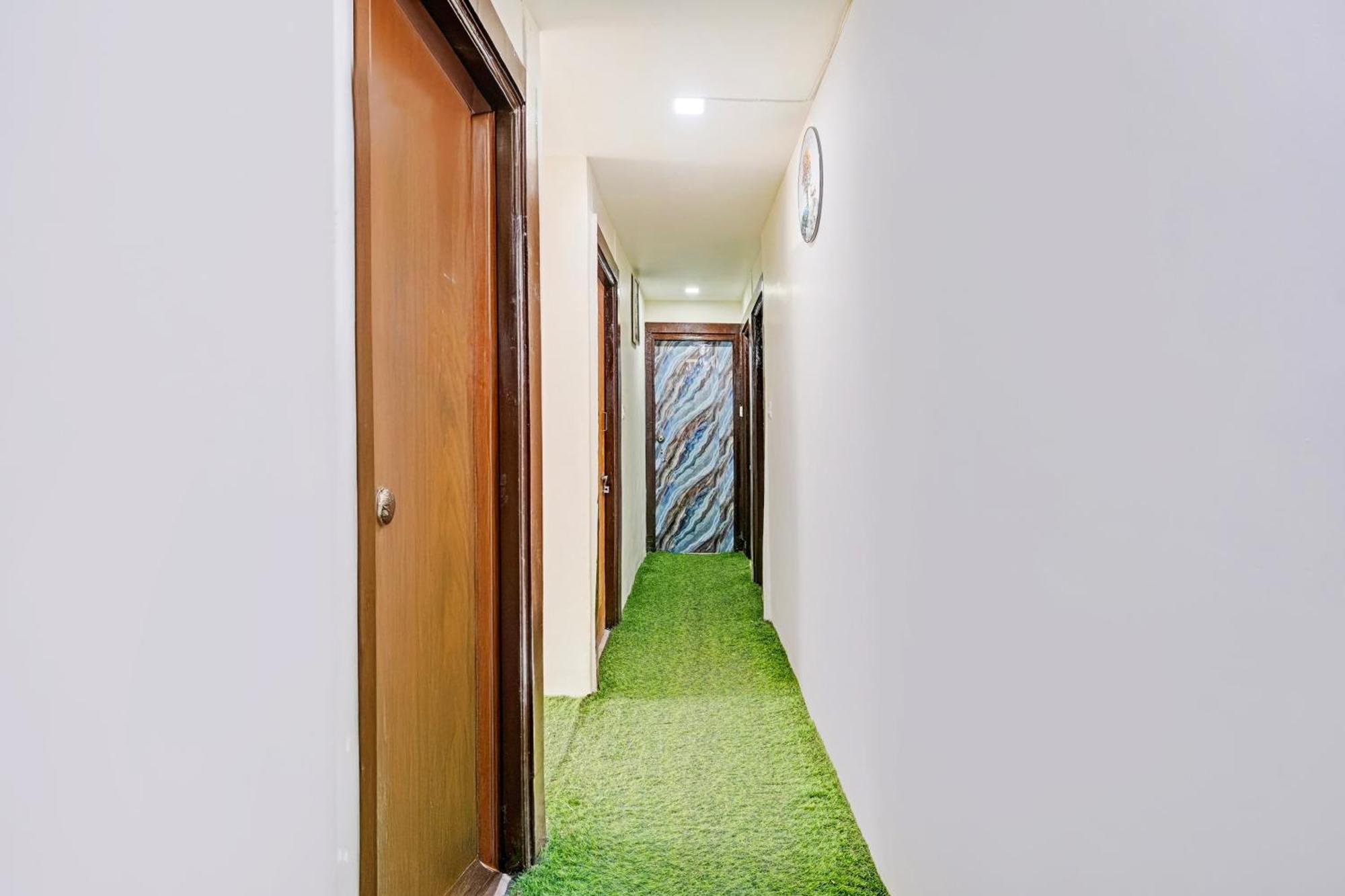 Super Hotel O Navrangpura Cg Road Formerly Hotel Yugraj Amhedabad Dış mekan fotoğraf