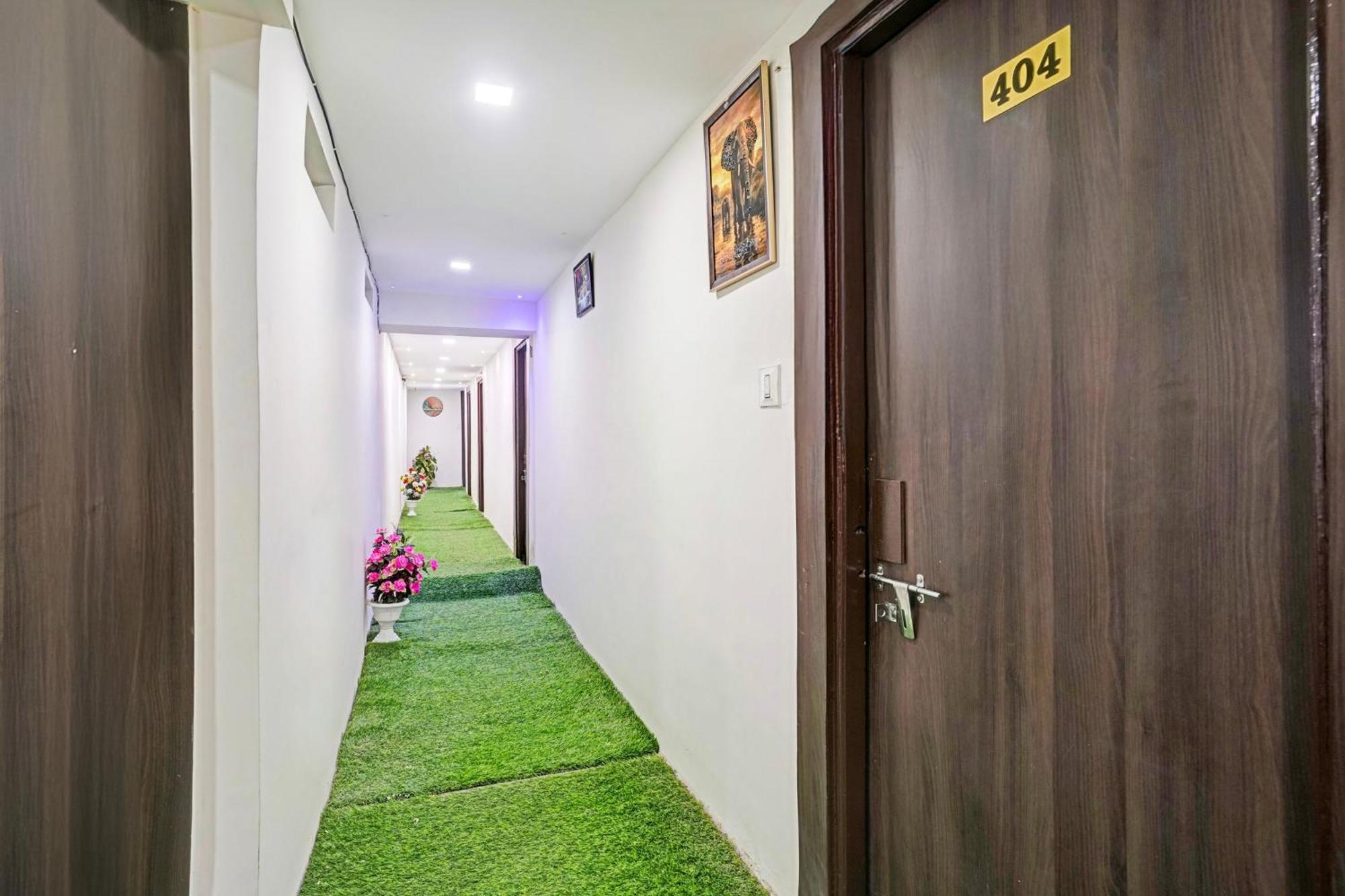 Super Hotel O Navrangpura Cg Road Formerly Hotel Yugraj Amhedabad Dış mekan fotoğraf